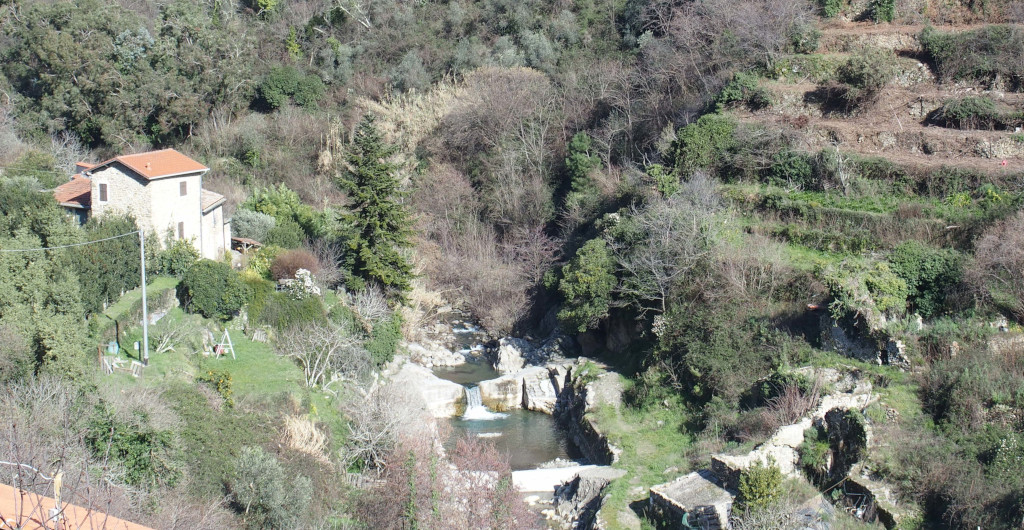 Ceriana hus med idyllisk foss.