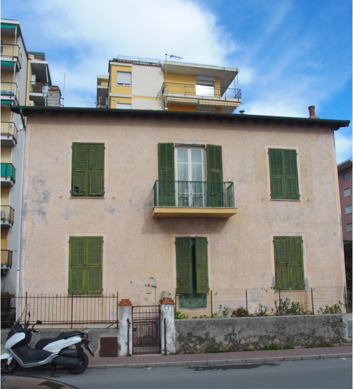 Eldre-hus-strandpromenaden-Ventimiglia